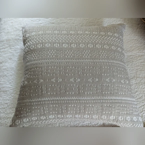 Ralph Lauren embroidered throw pillow with feather insert - Picture 2 of 9